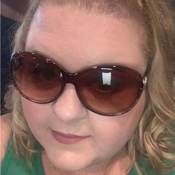 Meet your Posher, Amanda - Picture 2 of 2